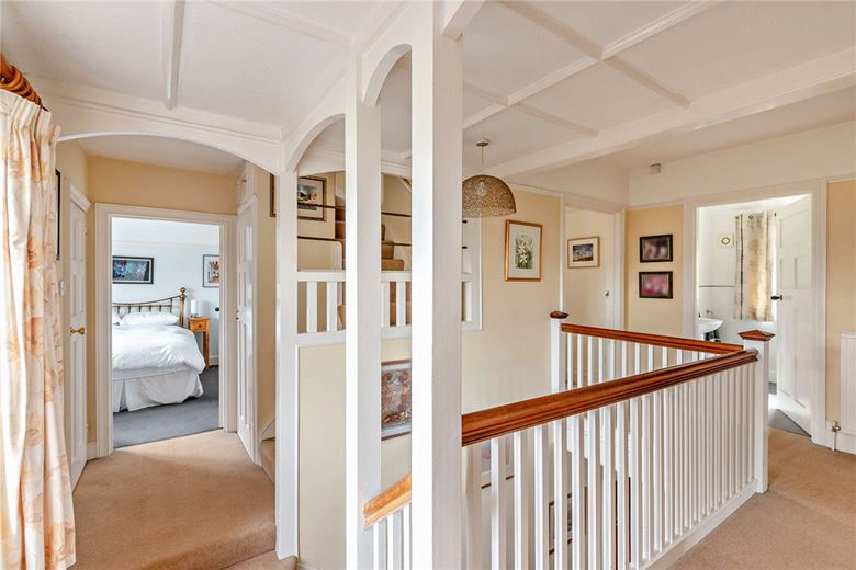 5 bedroom house, Andover Road, Newbury RG14 - Available