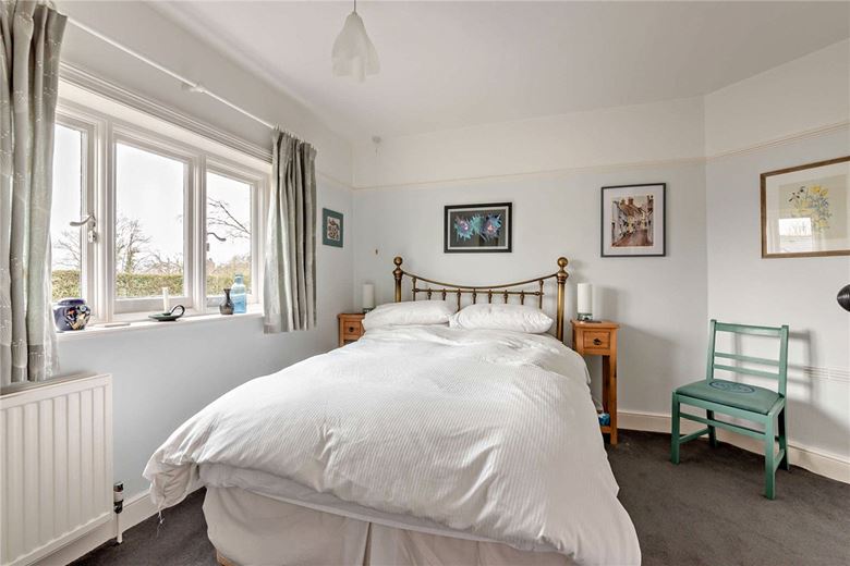 5 bedroom house, Andover Road, Newbury RG14 - Available