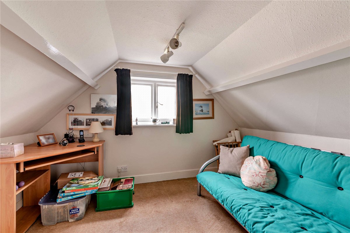 5 bedroom house, Andover Road, Newbury RG14 - Available