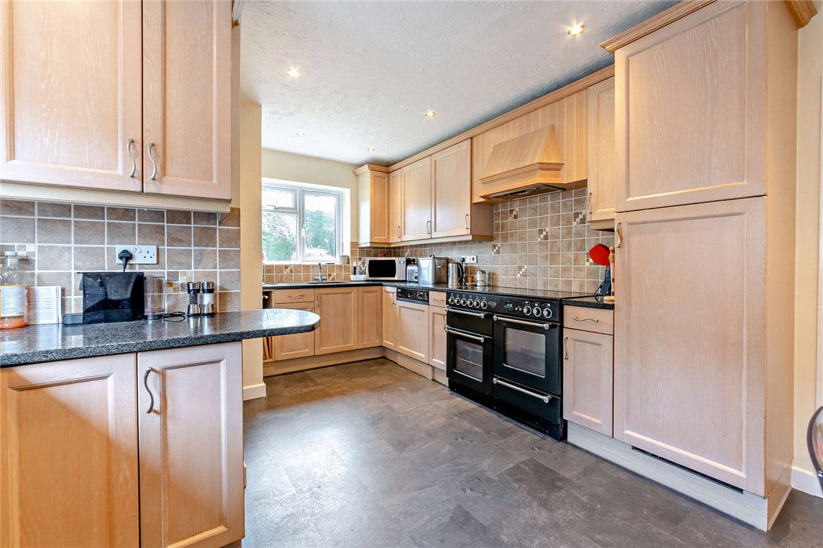 5 bedroom house, Andover Road, Newbury RG14 - Available