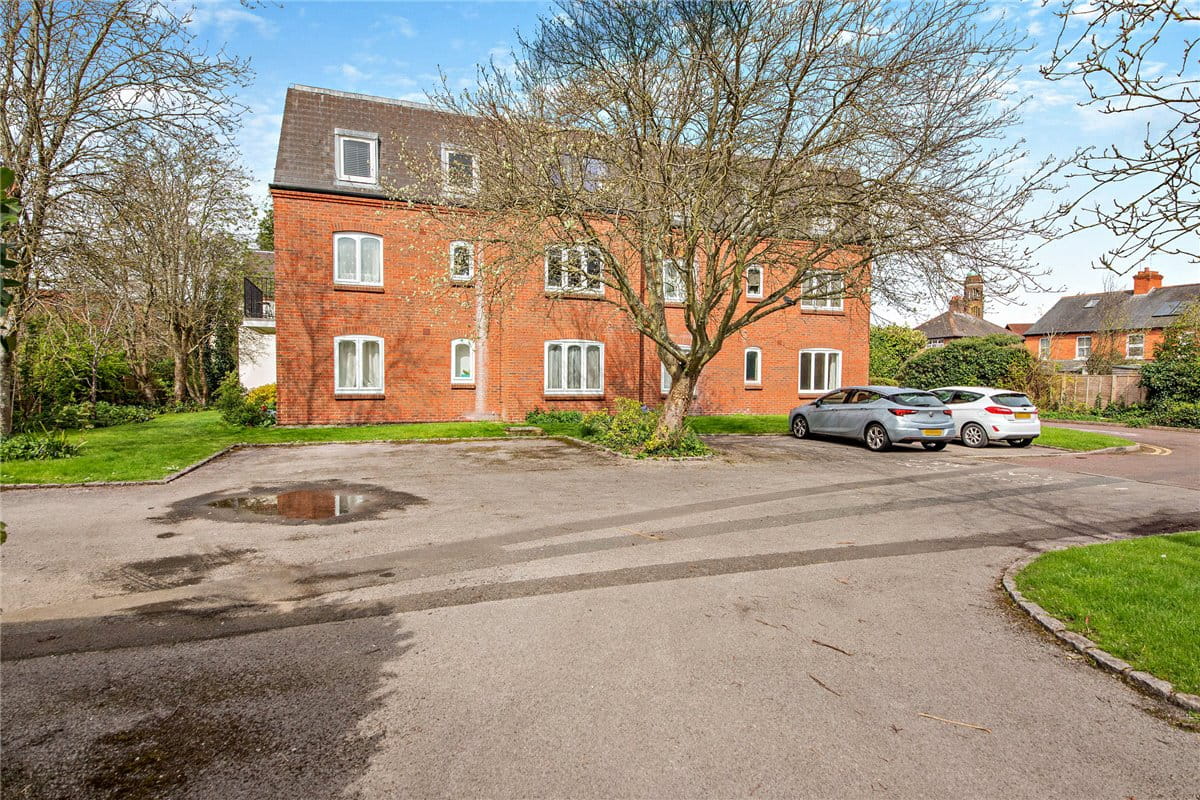 2 bedroom flat, Victoria Gardens, Newbury RG14 - Sold STC
