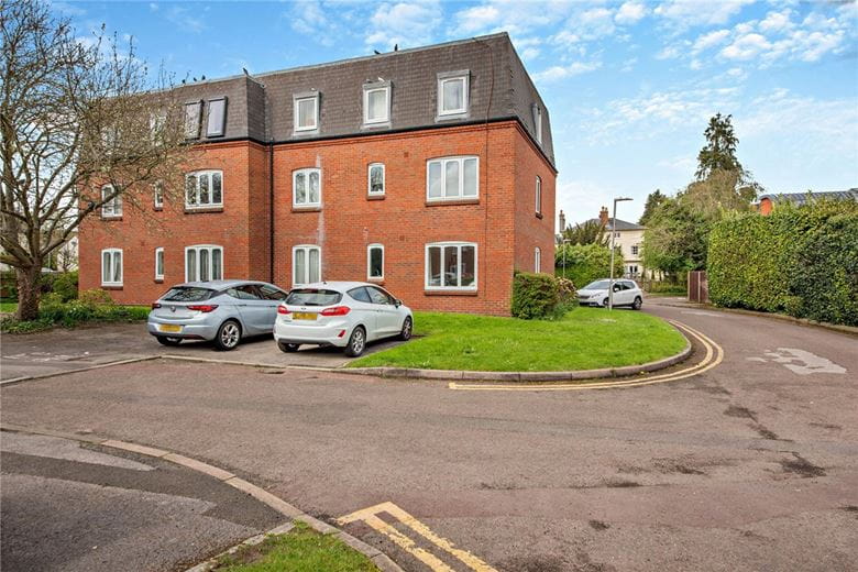 2 bedroom flat, Victoria Gardens, Newbury RG14 - Sold STC
