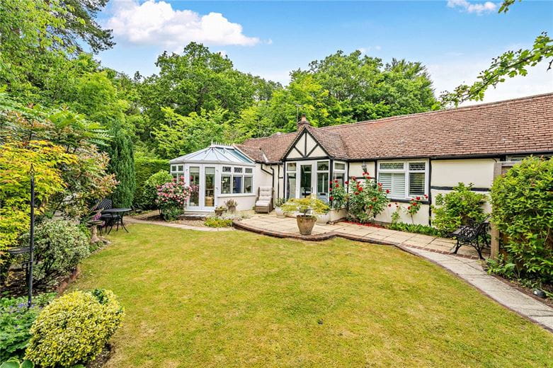 2 bedroom bungalow, Ridgeway Close, Hermitage RG18 - Available