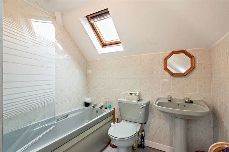 3 bedroom bungalow, Long Lane, Hermitage RG18 - Available