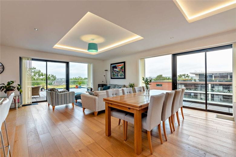 3 bedroom flat, Racecourse Road, Newbury RG14 - Available