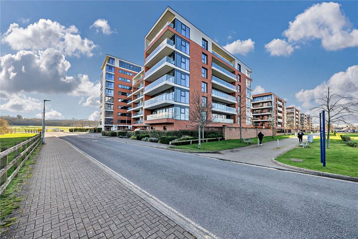 2 bedroom flat, Kingman Way, Newbury RG14 - Available