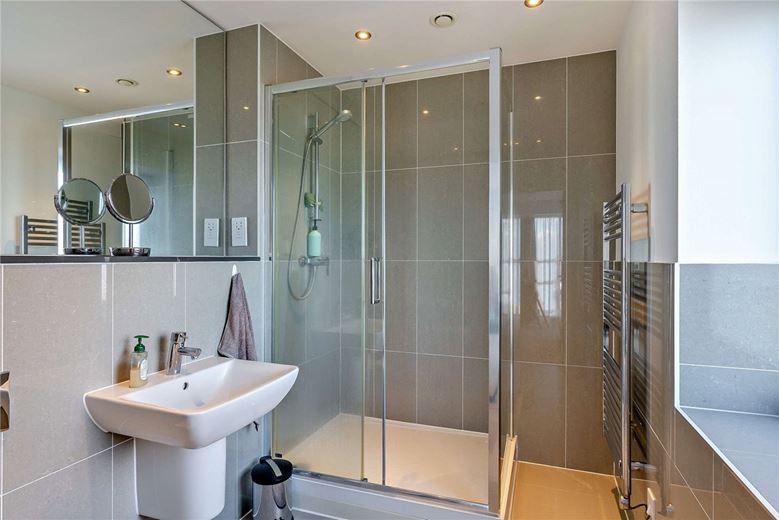 2 bedroom flat, Kingman Way, Newbury RG14 - Available