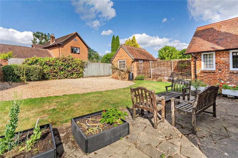 3 bedroom house, Newbury Road, Kingsclere RG20 - Sold STC