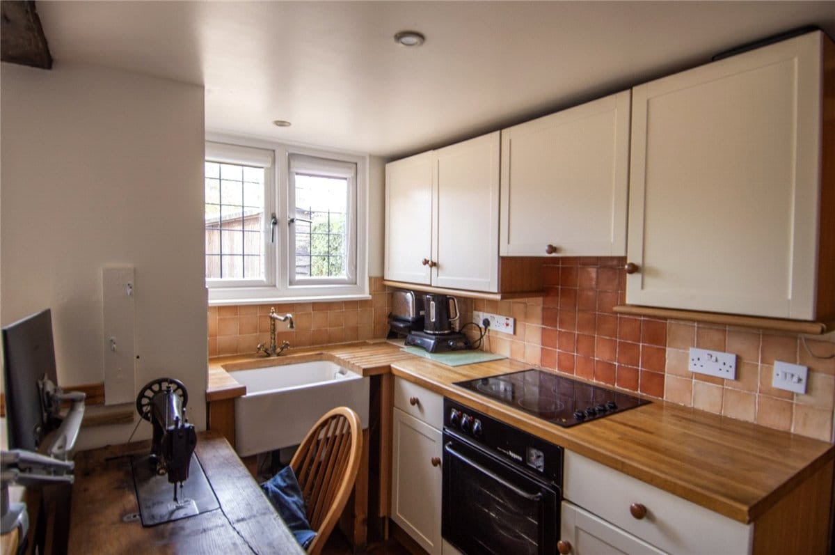 4 bedroom cottage, Newbury Road, Wickham RG20 - Available