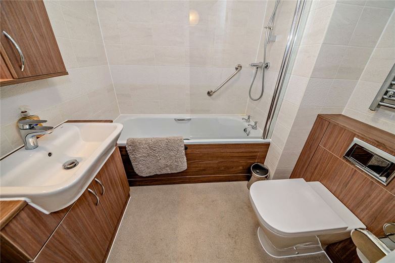 2 bedroom flat, West Street, Newbury RG14 - Available