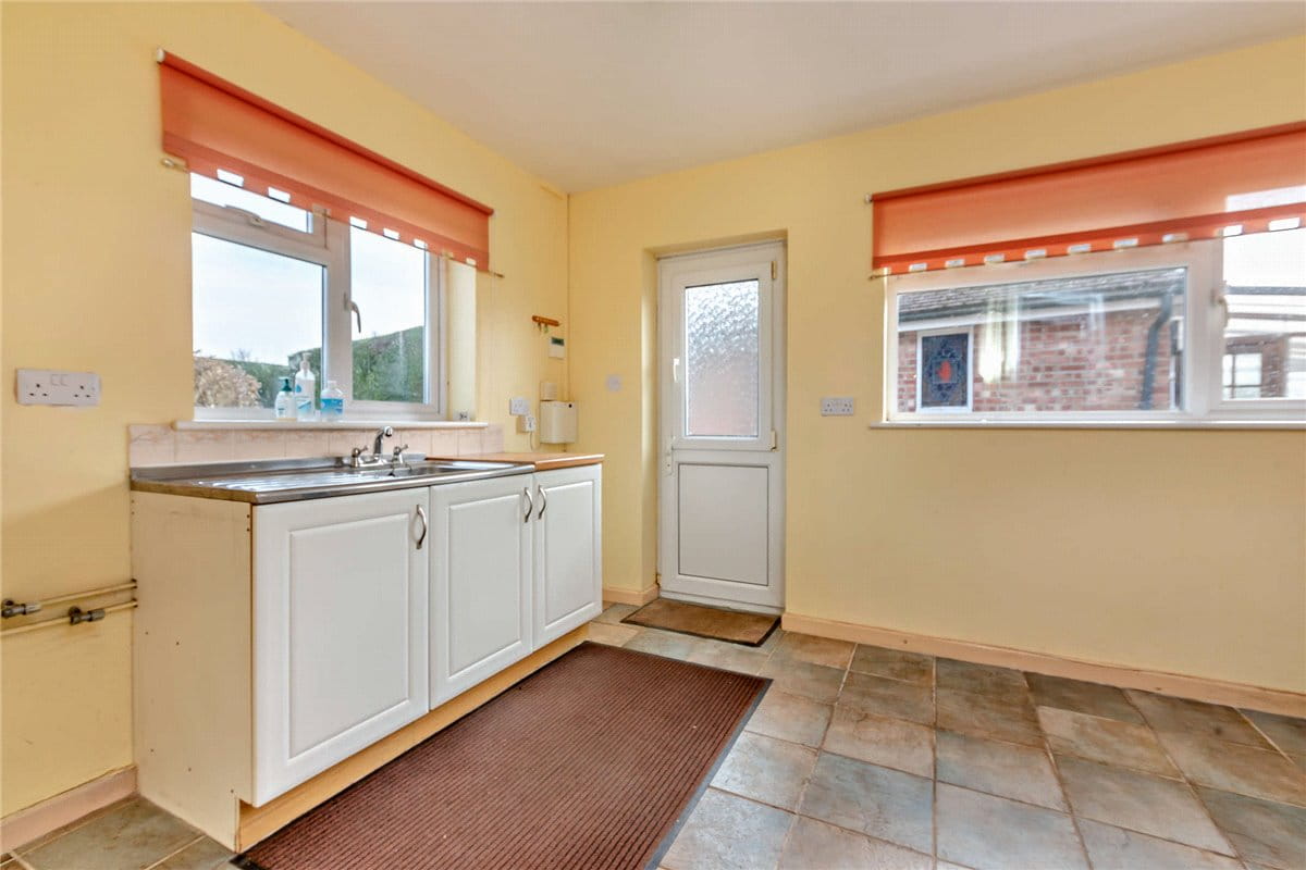 3 bedroom house, Gravelly Close, North End RG20 - Available