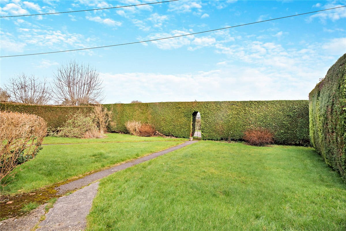 3 bedroom house, Gravelly Close, North End RG20 - Available