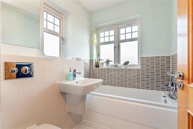 2 bedroom house, Paddock End, Woolton Hill RG20 - Sold