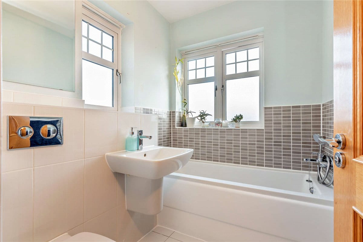 2 bedroom house, Paddock End, Woolton Hill RG20 - Sold