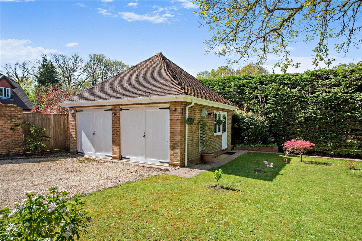 5 bedroom house, Oak Close, Baughurst RG26 - Available