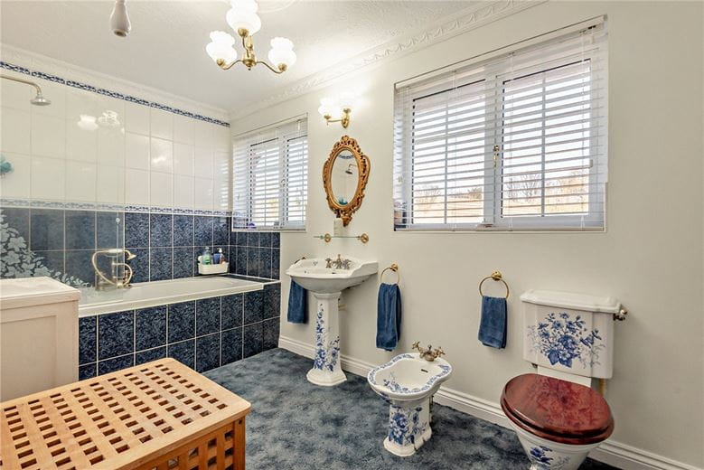 5 bedroom house, Fox's Lane, Kingsclere RG20 - Available