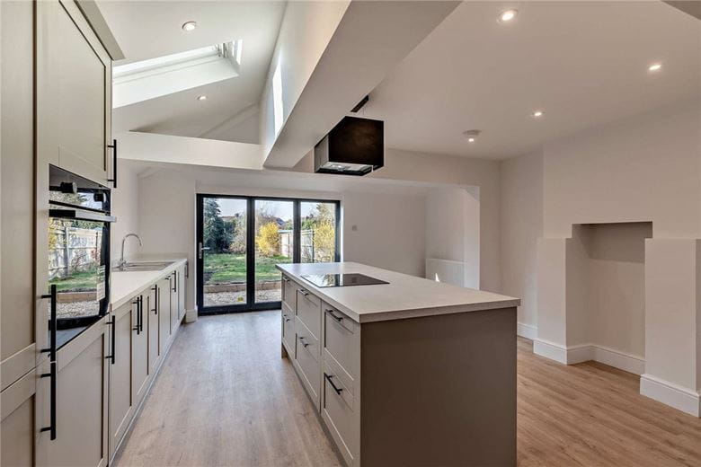 3 bedroom house, Andover Road, Newbury RG14 - Available
