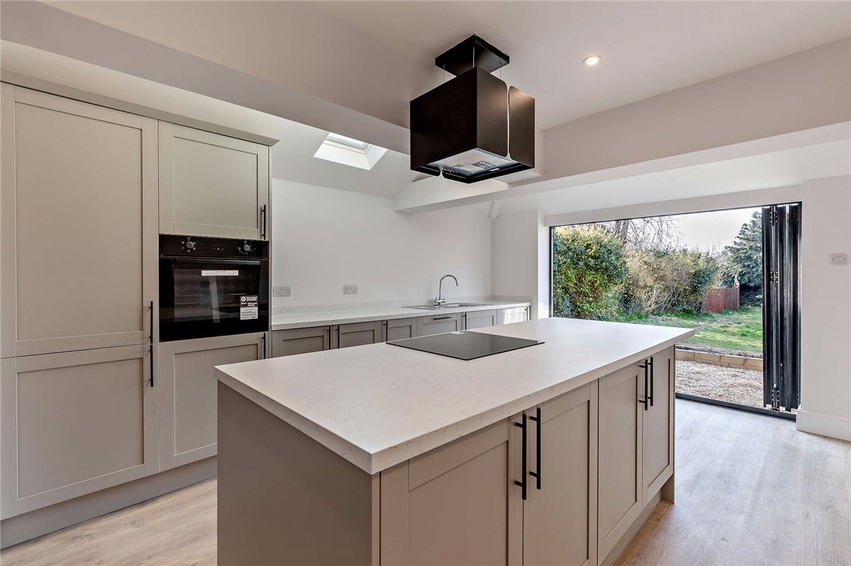 3 bedroom house, Andover Road, Newbury RG14 - Sold