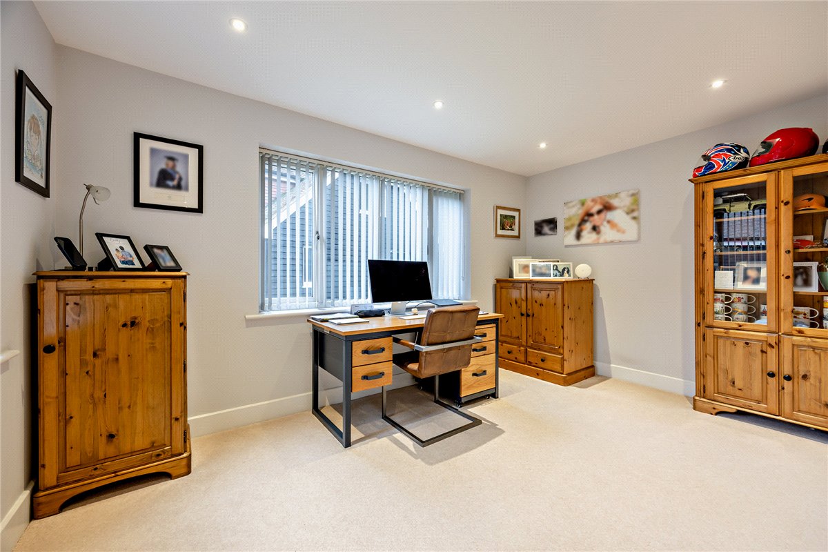 5 bedroom house, Thornford Road, Crookham Common RG19 - Available