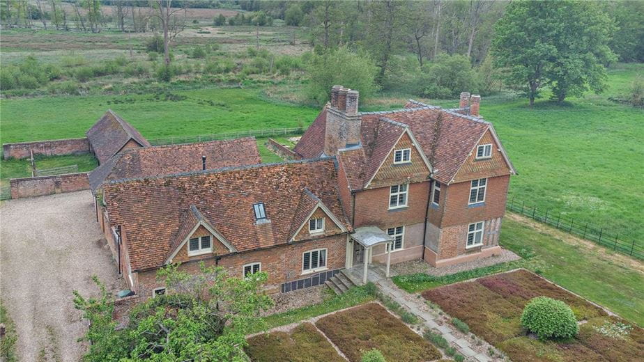 5 bedroom house, Benham Park, Marsh Benham RG20 - Available