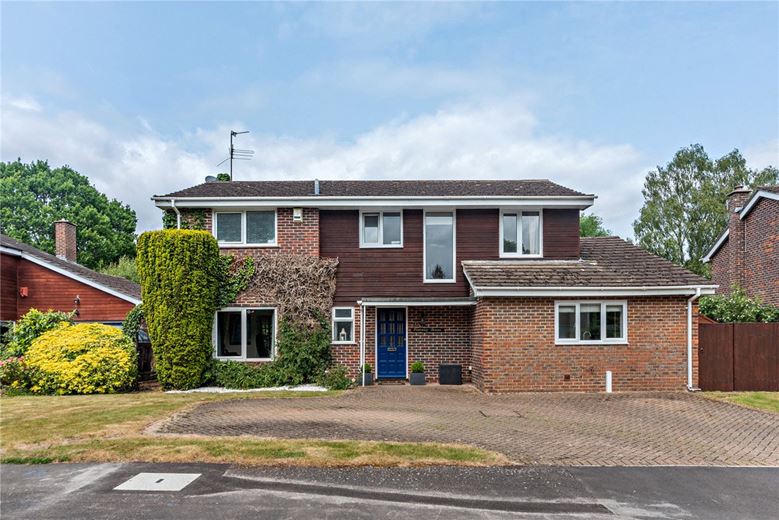 4 bedroom house, Arkwright Close, The Mount RG20 - Available