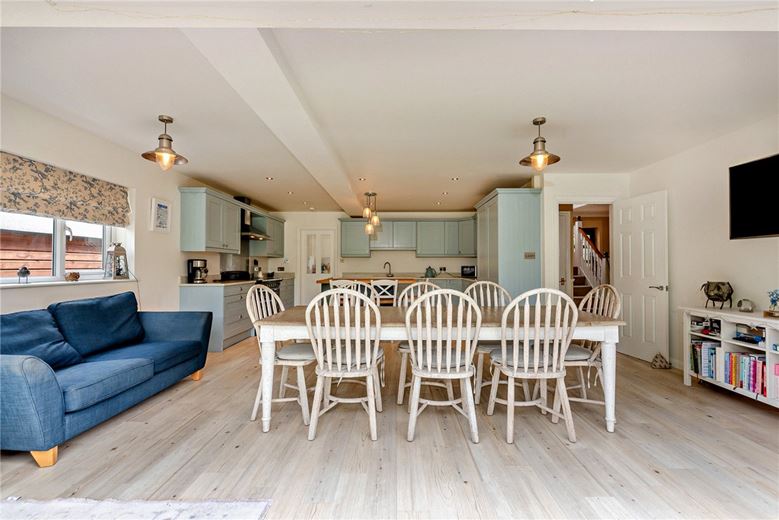 4 bedroom house, Arkwright Close, The Mount RG20 - Available