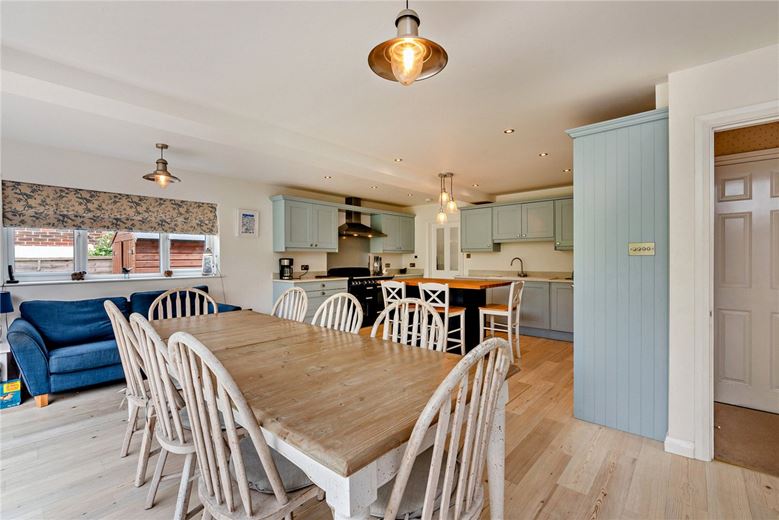 4 bedroom house, Arkwright Close, The Mount RG20 - Available