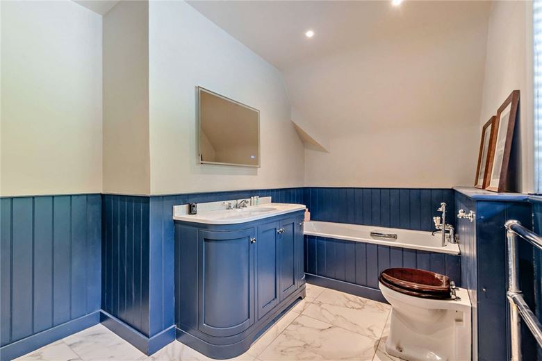 4 bedroom house, Bishops Green, Newbury RG20 - Available