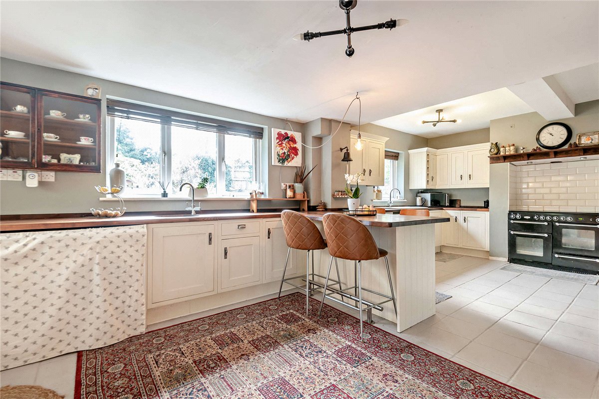 4 bedroom house, Broadlayings, Woolton Hill RG20 - Available