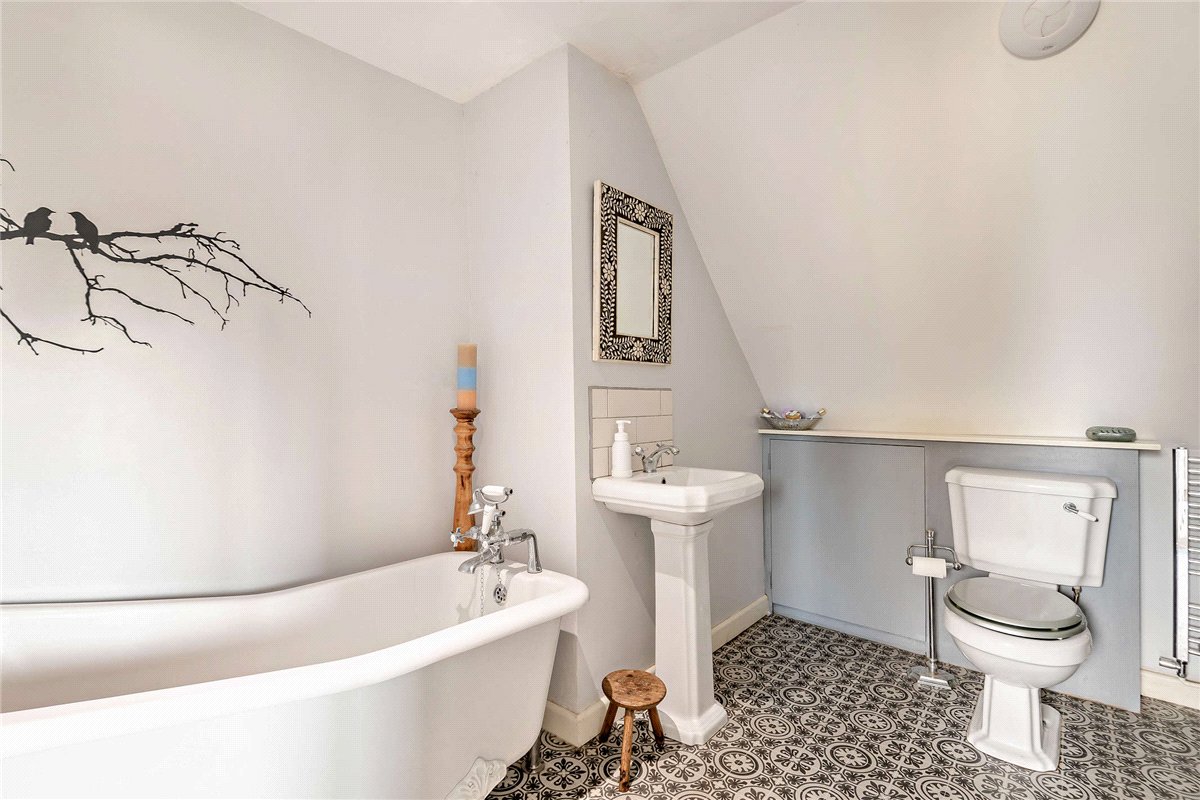 4 bedroom house, Broadlayings, Woolton Hill RG20 - Available