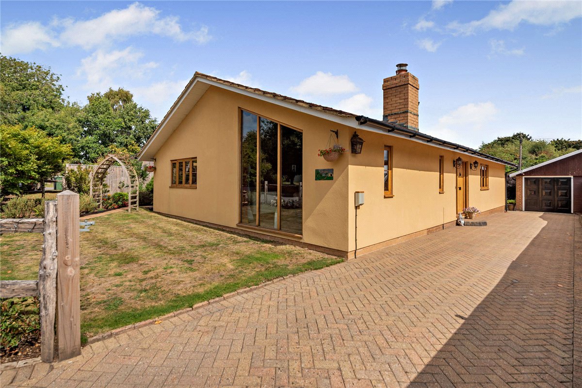 4 bedroom bungalow, Peasemore, Newbury RG20 - Available