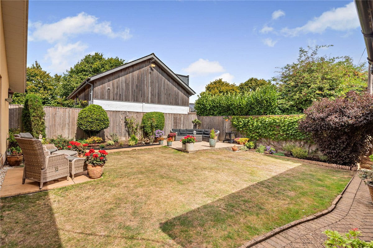 4 bedroom bungalow, Peasemore, Newbury RG20 - Available