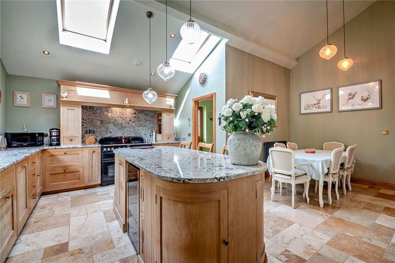 4 bedroom bungalow, Peasemore, Newbury RG20 - Available
