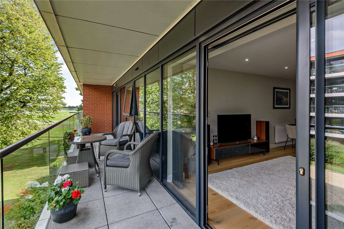 2 bedroom flat, Racecourse Road, Newbury RG14 - Available