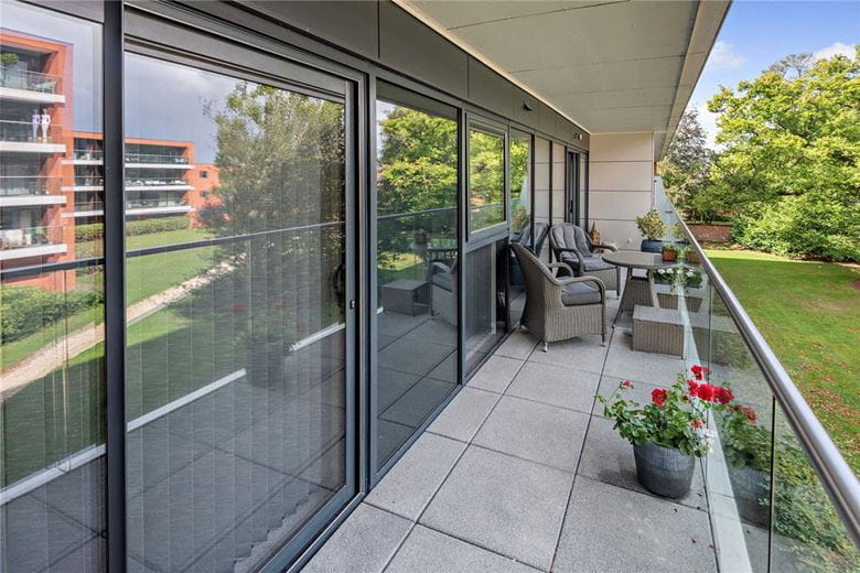 2 bedroom flat, Racecourse Road, Newbury RG14 - Available