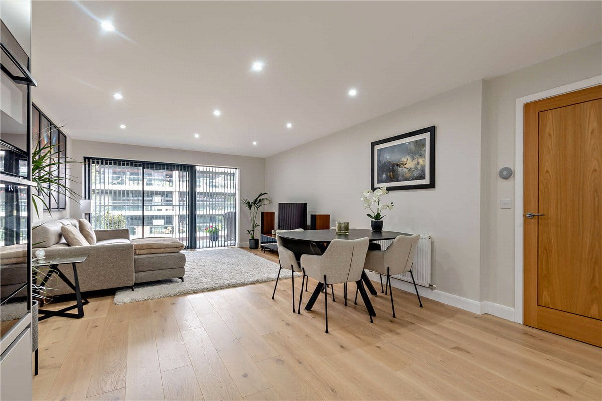 2 bedroom flat, Racecourse Road, Newbury RG14 - Available