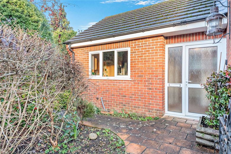 2 bedroom bungalow, Enborne Road, Newbury RG14 - Available