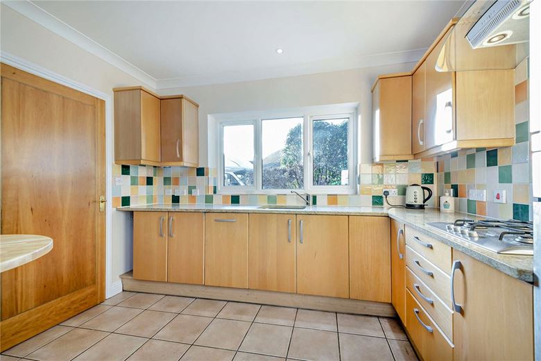 2 bedroom bungalow, Enborne Road, Newbury RG14 - Available