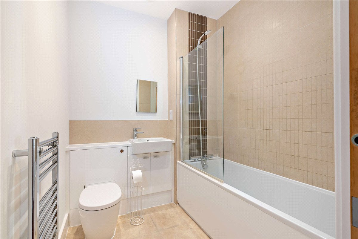 1 bedroom flat, Kelvin Road, Newbury RG14 - Available