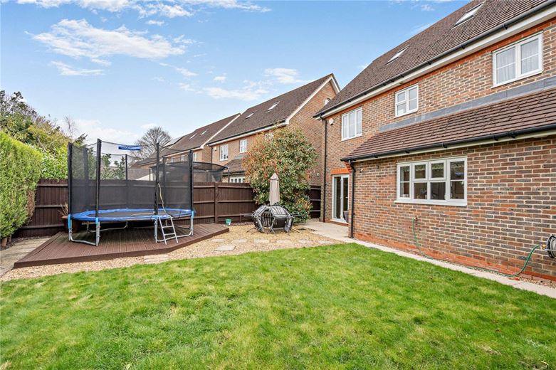 6 bedroom house, Dorneywood Way, Newbury RG14 - Available