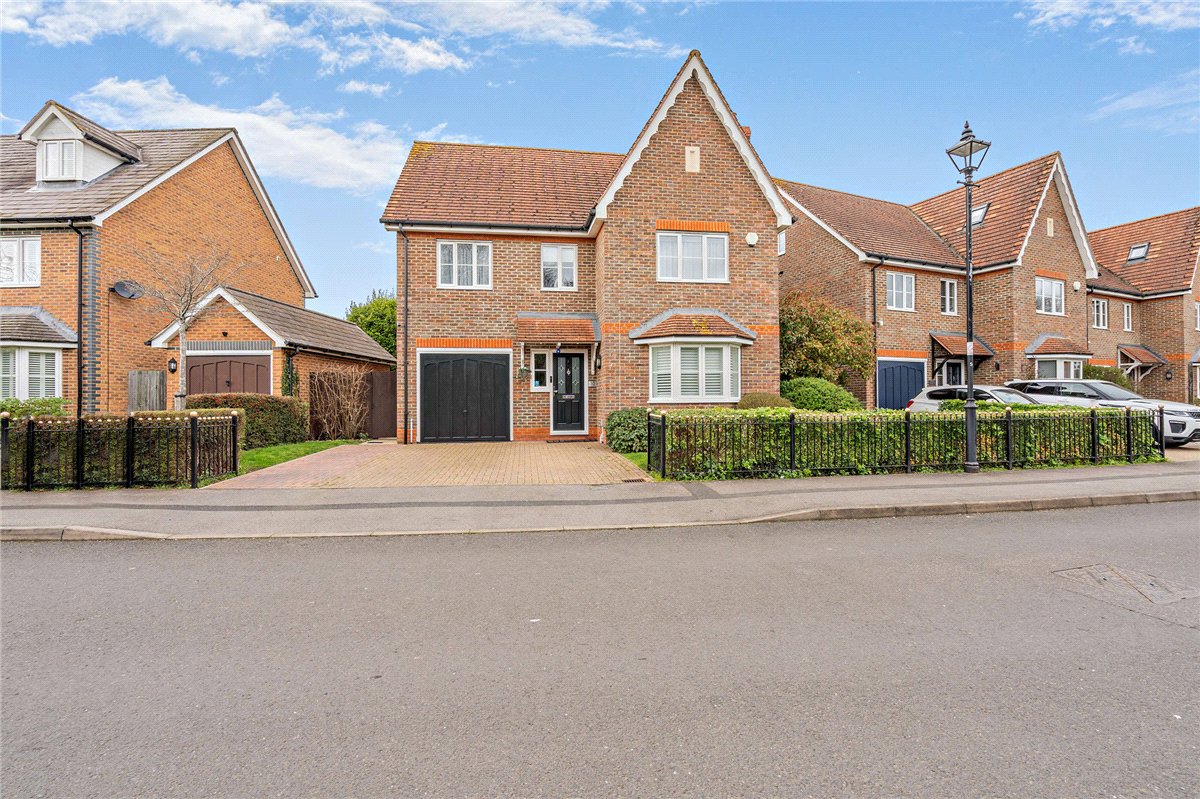 6 bedroom house, Dorneywood Way, Newbury RG14 - Available