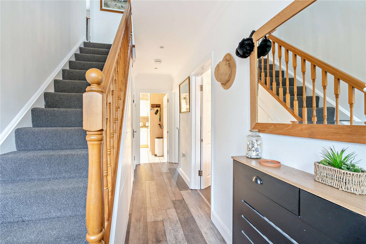 6 bedroom house, Dorneywood Way, Newbury RG14 - Available