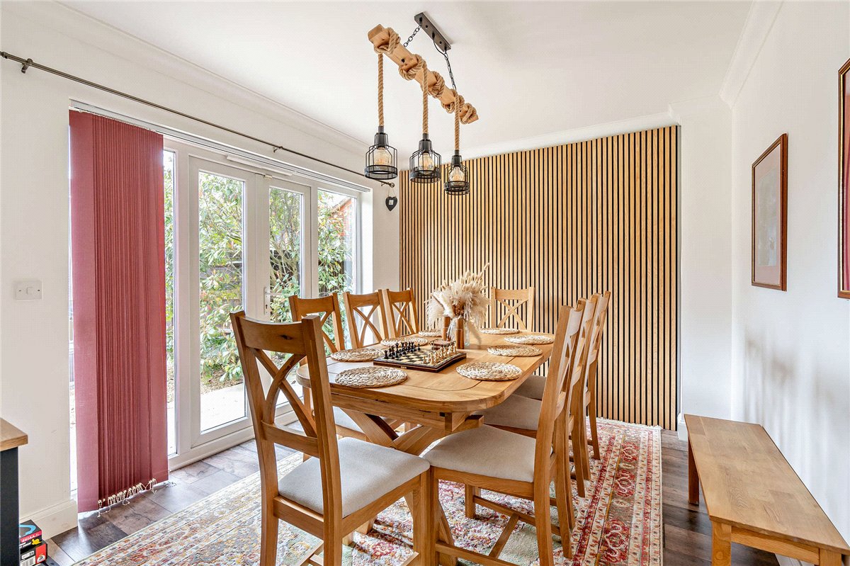 6 bedroom house, Dorneywood Way, Newbury RG14 - Available