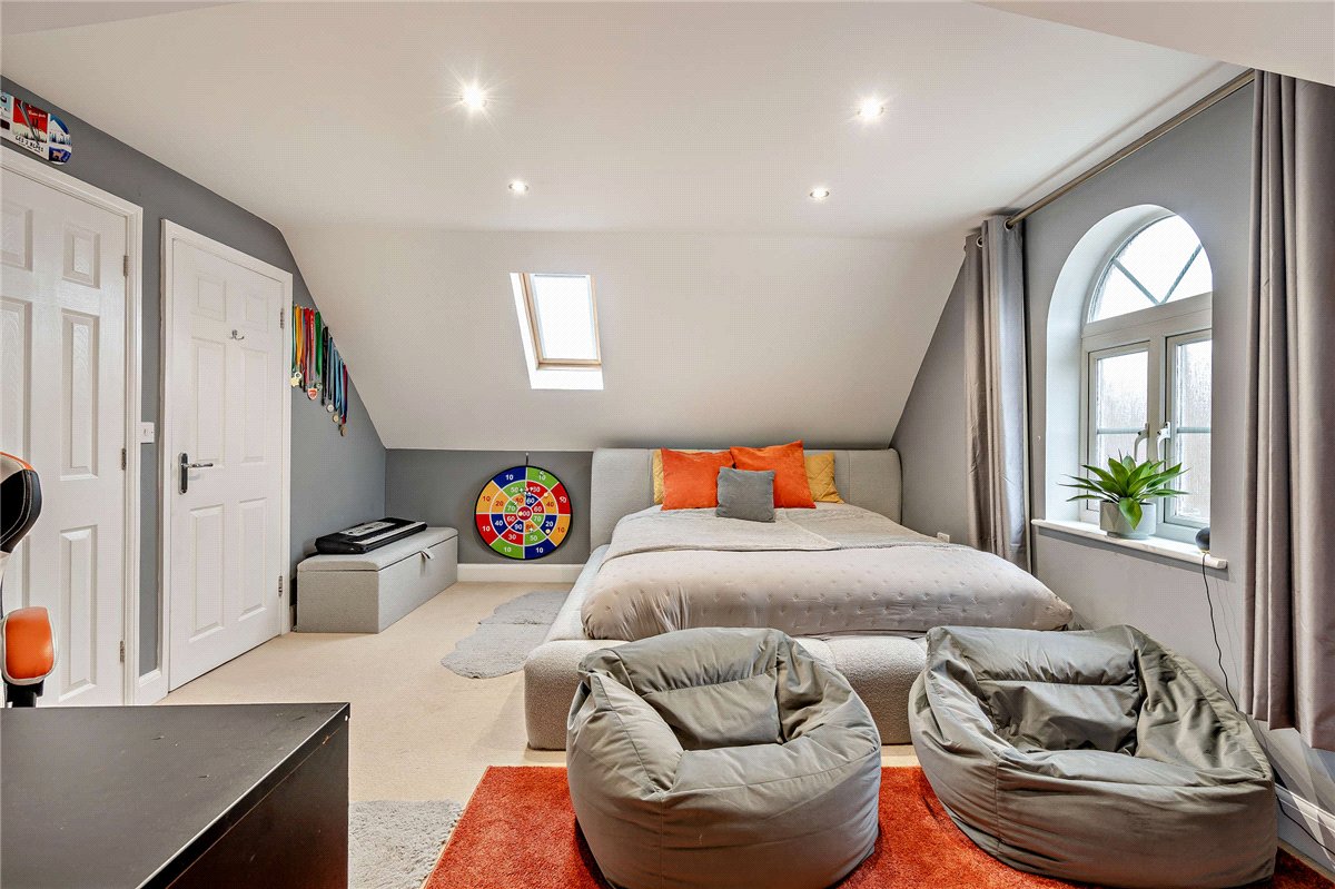 6 bedroom house, Dorneywood Way, Newbury RG14 - Available