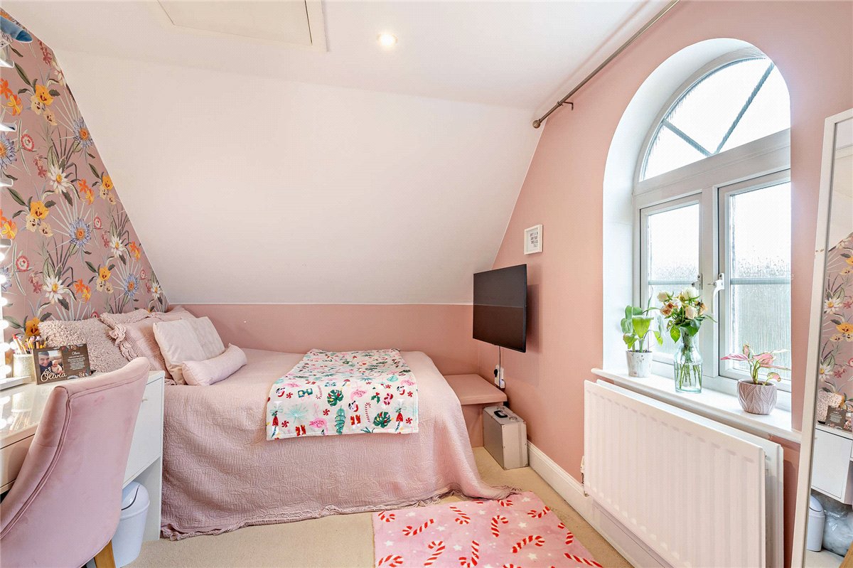 6 bedroom house, Dorneywood Way, Newbury RG14 - Available