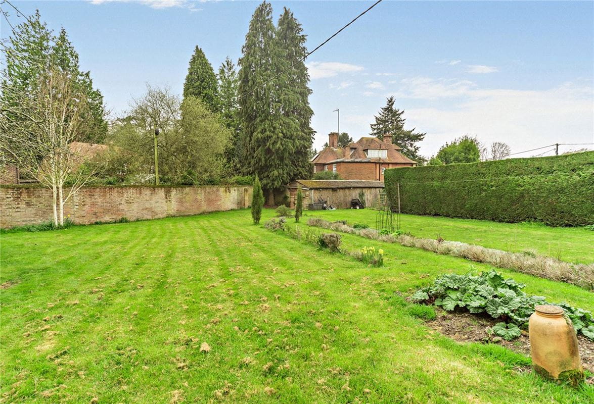 8 bedroom house, Yattendon Road, Hermitage RG18 - Available