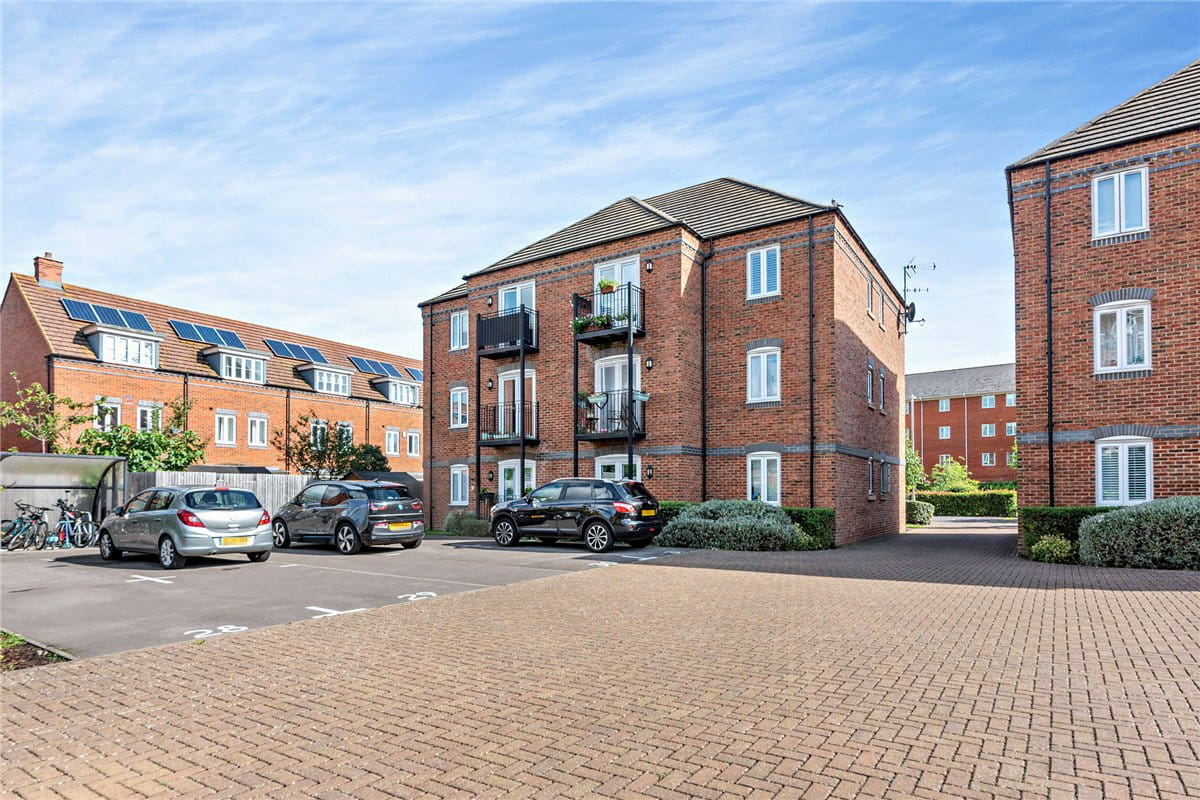 2 bedroom flat, Carpenters Close, Newbury RG14 - Available