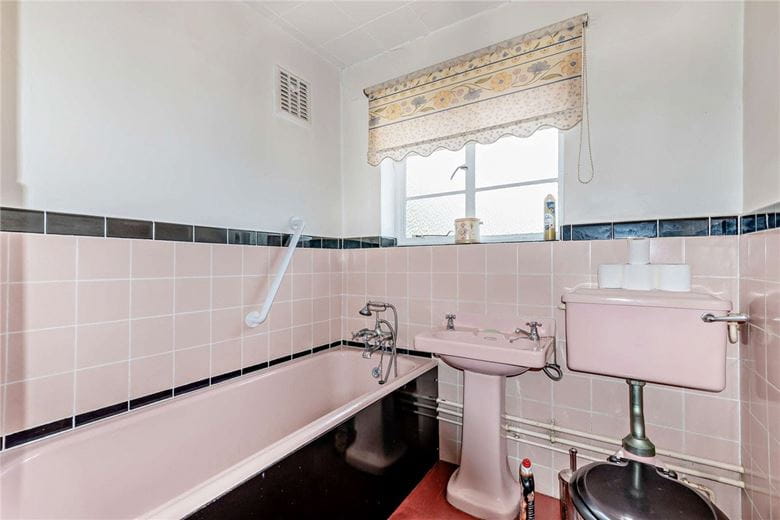 2 bedroom bungalow, Crookham Common Road, Crookham RG19 - Available