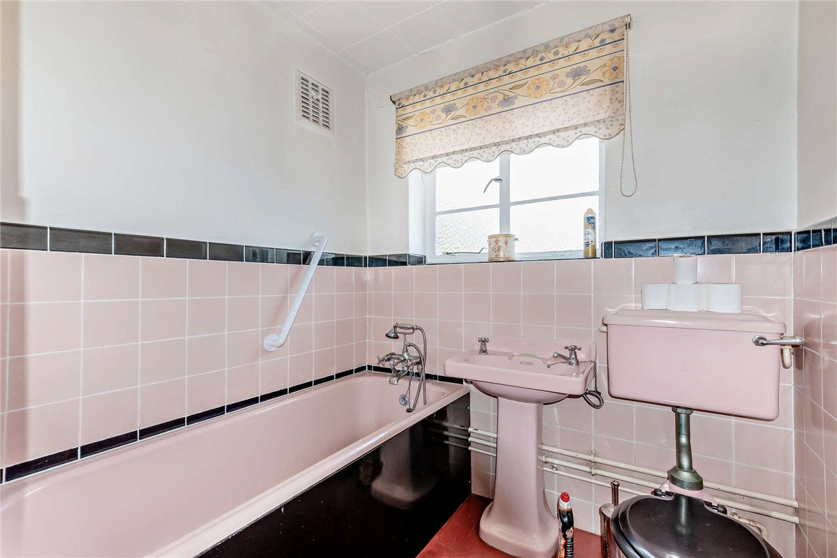 2 bedroom bungalow, Crookham Common Road, Crookham RG19 - Available