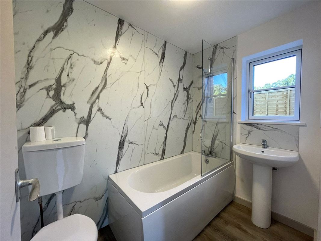 3 bedroom cottage, Enborne Street, Enborne RG14 - Available